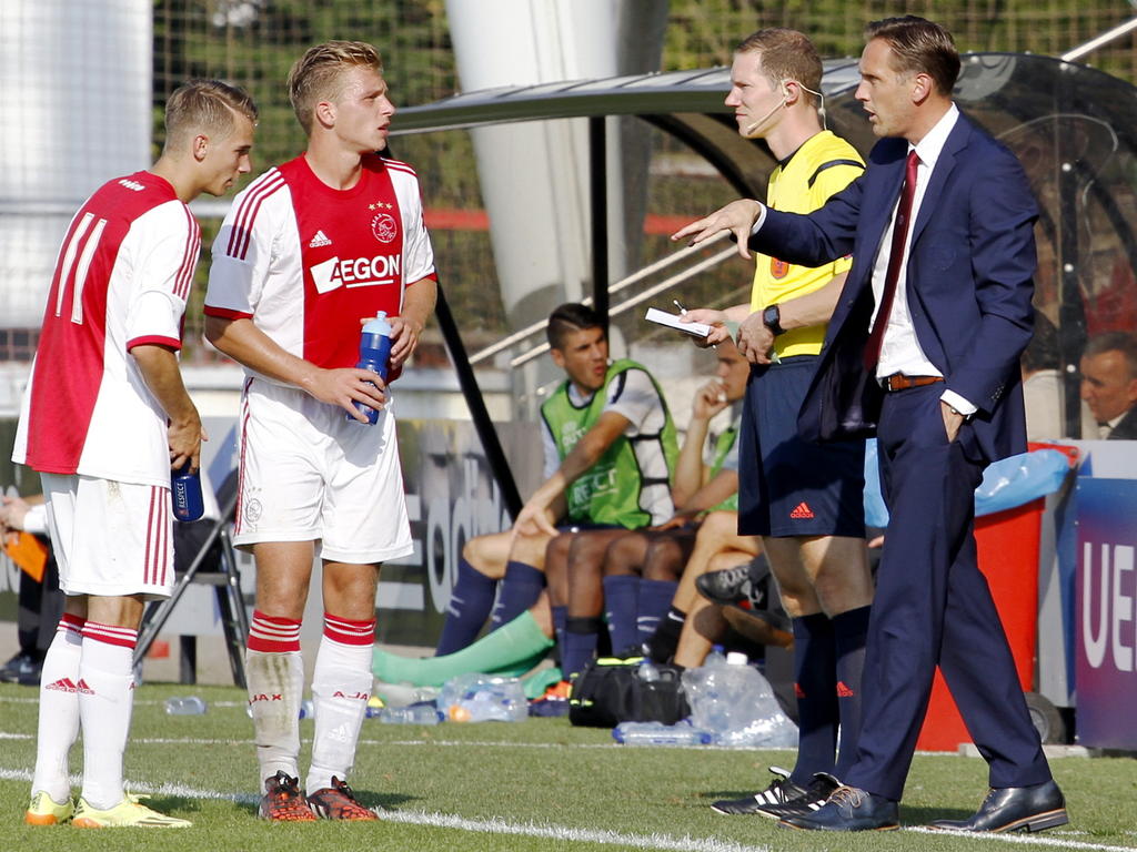 Vaclav Černý (l.) en Damon Mirani (m.) krijgen instructies van trainer Frank Peereboom tijdens Ajax - Paris Saint-Germain in de Youth League. (18-09-2014)