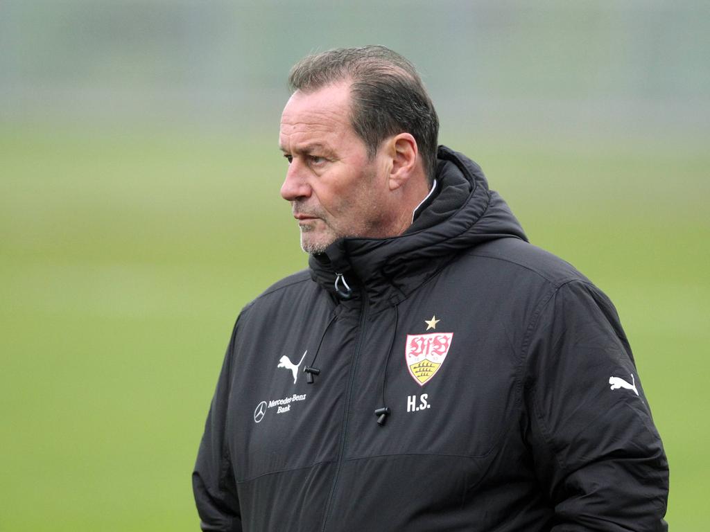 Huub Stevens bekijkt aandachtig zijn trainende ploeg VfB Stuttgart. (03-12-14) Huub Stevens bekijkt aandachtig zijn trainende ploeg VfB Stuttgart. (03-12-14)