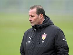 Huub Stevens bekijkt aandachtig zijn trainende ploeg VfB Stuttgart. (03-12-14)