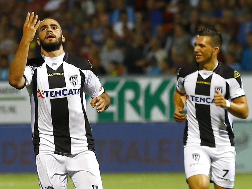 Oussama Tannane (l.) laat even zien hoevaak hij gescoord heeft tijdens SC Cambuur - Heracles Almelo. (22-08-2015)