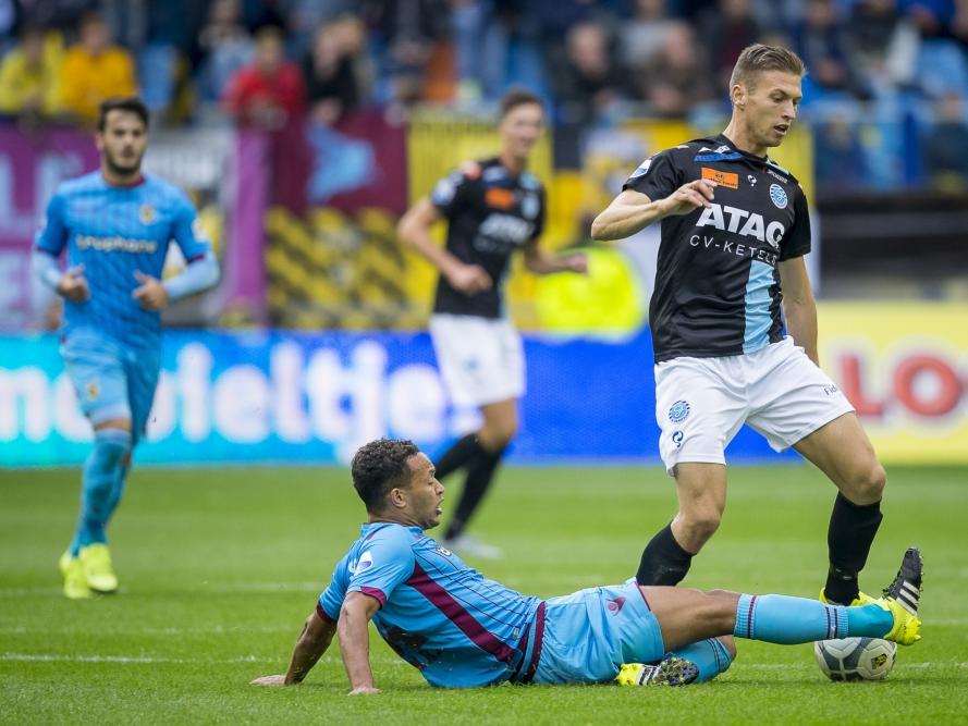 Lewis Baker (l.) legt een sliding op de bal en voorkomt daarmee dat Alexander Bannink kan uitbreken tijdens Vitesse - De Graafschap. (20-09-2015)