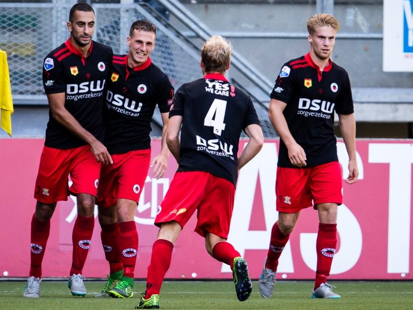 Adil Auassar (l.) maakt zijn tweede van de middag en zorgt er daarmee voor dat Excelsior op gelijke hoogte komt met ADO Den Haag. (27-09-2015)