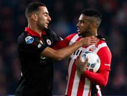 Jürgen Locadia (r.) en Adil Auassar (l.) hebben het aan de stok met elkaar tijdens PSV - Excelsior. (17-10-2015)