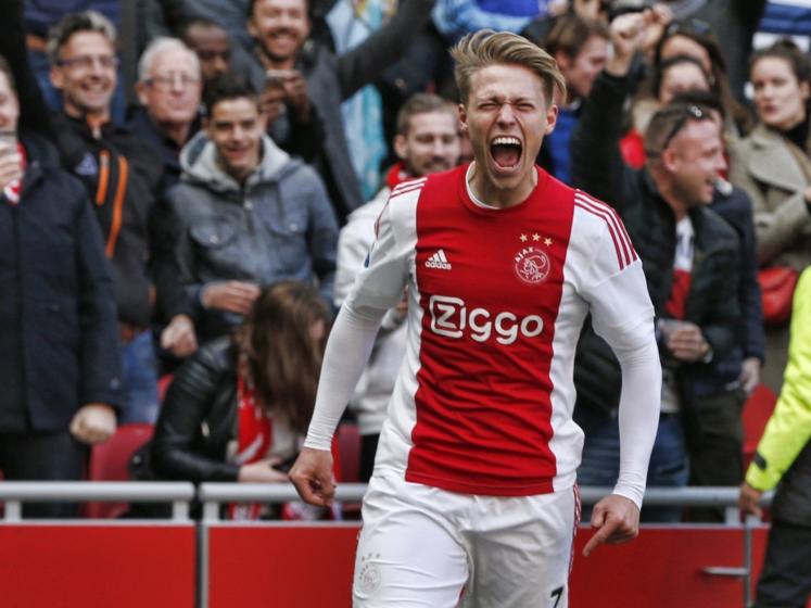 Viktor Fischer schreeuwt het uit als hij de 3-0 maakt tegen FC Twente. (01-05-2016)