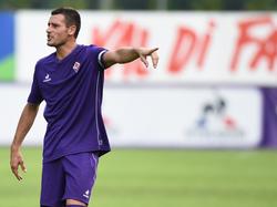 Manuel Pasqual geeft tijdens de voorbereiding op het nieuwe seizoen aanwijzingen aan zijn teamgenoten. (18-07-2015)