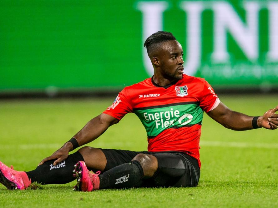 Reagy Ofosu bedankt een teamgenoot voor de pass na zijn gemiste kans namens NEC tegen sc Heerenveen. (20-08-2016)