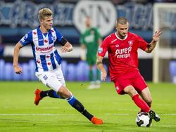 Joost van Aken (l.) achtervolgt Mateusz Klich (r.) tijdens de wedstrijd van sc Heerenveen tegen FC Twente. (10-09-2016)