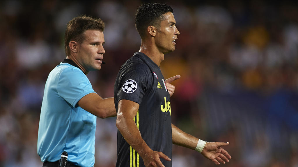 El colegiado indica a Ronaldo que abandone el terreno de juego. (Foto: Getty)