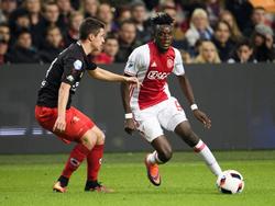 Ajax-aanvaller Bertrand Traoré (r.) probeert vrij te komen van Excelsior-verdediger Danilo Pantić. (29-10-2016)