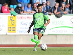 Mohamed el Makrini probeert een medespeler te bereiken tijdens het oefenduel 1. FC Magdeburg - Odense BK (06-07-2016).