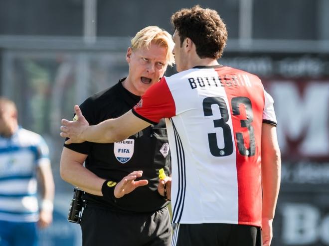 Kevin Blom (l.) is niet gediend van het commentaar van Eric Botteghin (r.) tijdens PEC Zwolle - Feyenoord. (09-04-2017)
