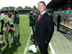 AZ-trainer Louis van Gaal poseert voor de fotografen voor de kampioenwedstrijd tegen SBV Excelsior. (29-04-2007)