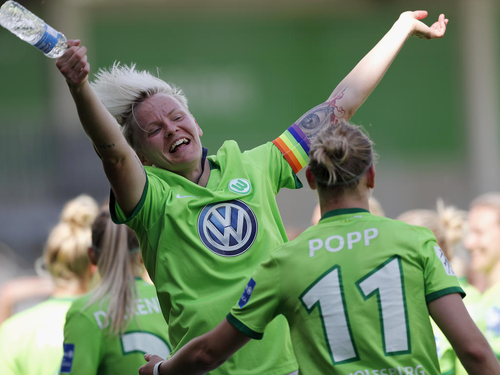 Die Spielerinnen des VfL Wolfsburg freuen sich über das Los in der Königsklasse