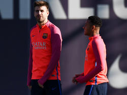 Gerard Pique (l.) kündigt den Verbleib von Neymar beim FC Barcelona an.
