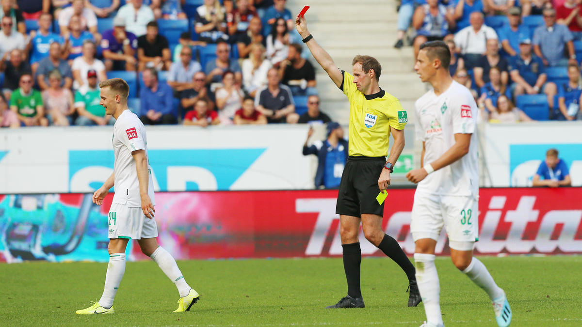 Auch das noch: Bremens Johannes Eggestein (l.) flog in Hoffenheim vom Platz Auch das noch: Bremens Johannes Eggestein (l.) flog in Hoffenheim vom Platz