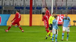 Robert Lewandowski (l.) erzielte das 1:0 für den FC Bayern