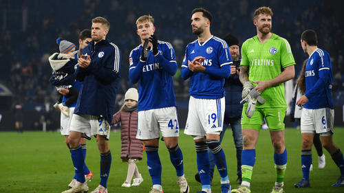 Keke Topp (Bildmitte) bleibt langfristig beim FC Schalke 04