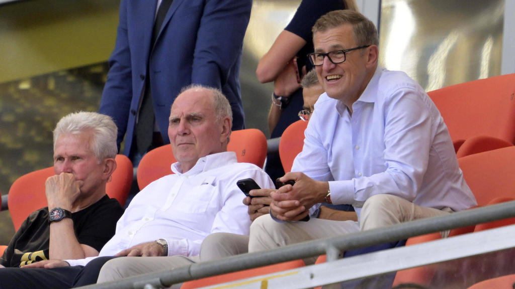 Uli Hoeneß (M.) und Jan-Christian Dreesen (r.) zählen beim FC Bayern zu den Mitgliedern des Transfer-Gremiums