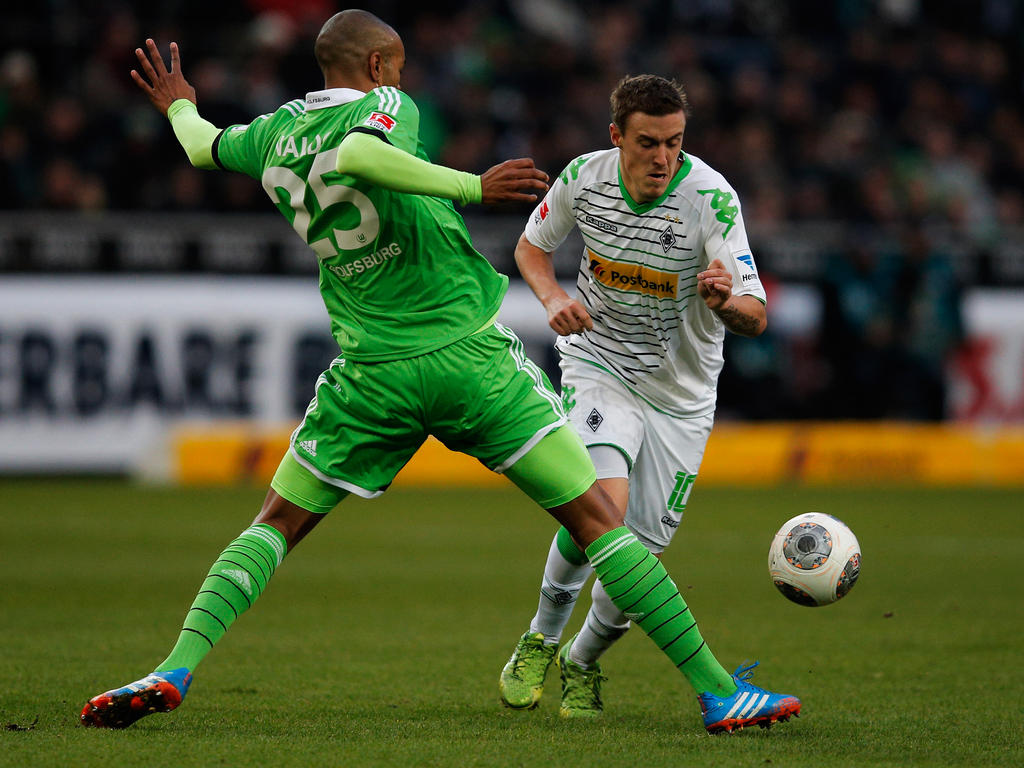 Der Gladbacher Max Kruse (r.) kommt nicht am Wolfsburger Naldo vorbei