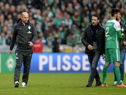 Noch trennen sich die Wege von Werder-Coach Skripnik (l) und Manager Eichin (M.) nicht