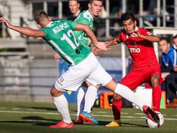 Jesus Corona (r.) passeert Rick ten Voorde (l.) terwijl Robin Gosens (m.) toekijkt tijdens Fc Dordrecht - Twente in de Eredivisie. (09-11-14)