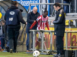 De wedstrijd van Jetro Willems tegen PSV duurt precies dertig seconde. De back mag met een rode kaart vertrekken richting de kleedkamer. (03-02-2015)