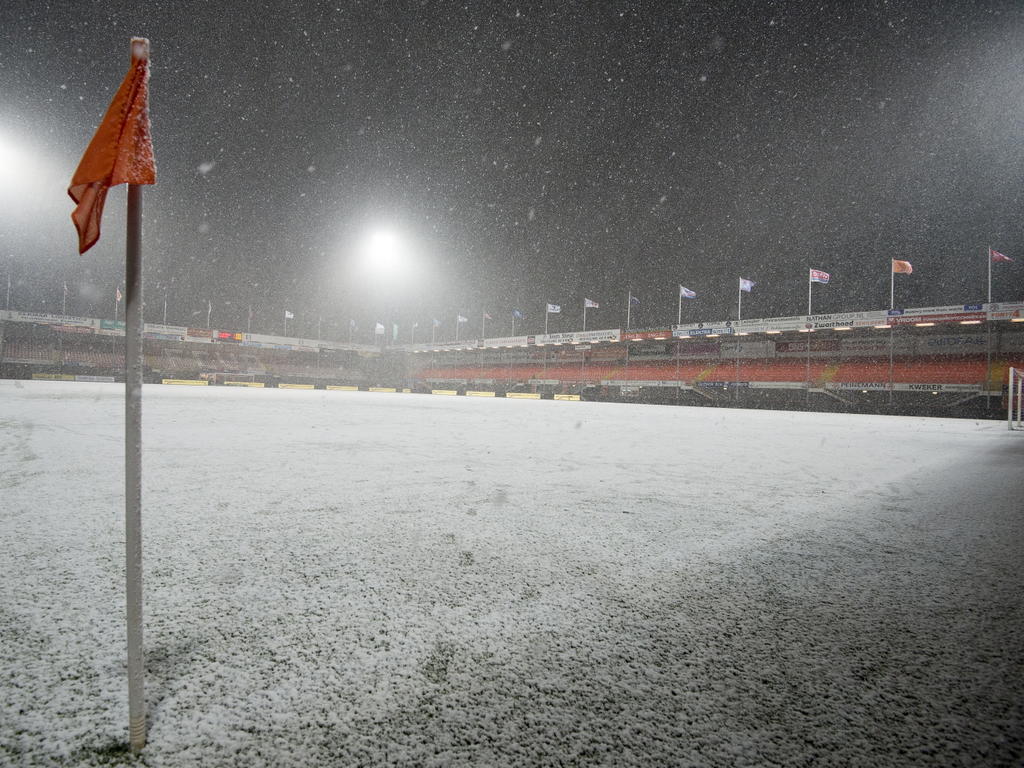 Het KRAS Stadion van FC Volendam ligt er witjes bij. Het sneeuwt, maar FC Volendam - Sparta gaat wel gewoon door. (30-01-2015)