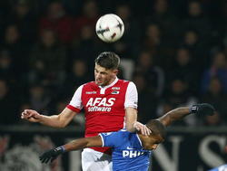 Wesley Hoedt (l.) torent tijdens de competitiewedstrijd AZ - PSV boven Luciano Narsingh uit. (13-02-2015)