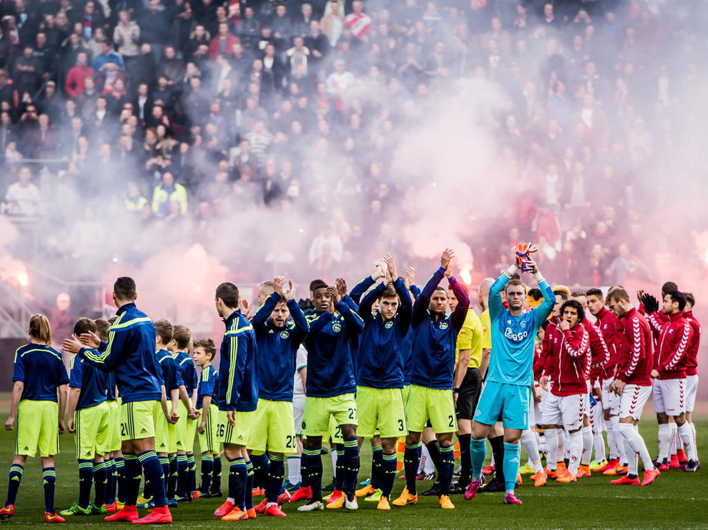 Vuurwerk tijdens de aftrap van FC Utrecht - Ajax in de Eredivisie. (05-4-2015)