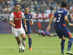 Anwar El Ghazi gaat met de bal aan de voet richting Héctor Moreno. Andrés Guardado is onderweg om zijn medespeler te helpen met het verdedigen. (04-10-2015)