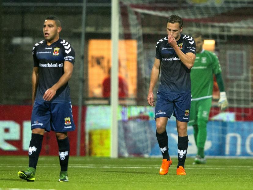 Go Ahead Eagles-spelers Chris David (l.) en Xandro Schenk (r.) nemen hun positie weer in nadat FC Emmen op 2-0 is gekomen. (16-10-2015)