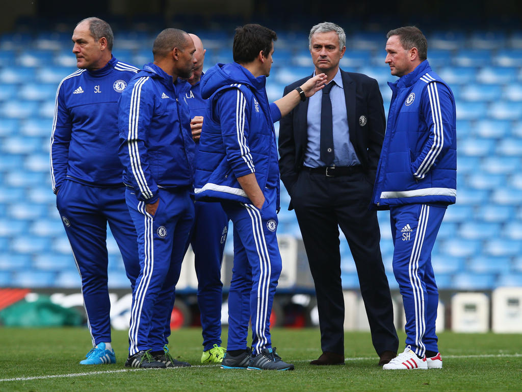 José Mourinho (2.v.r.) ist mit Chelsea tief in der Krise