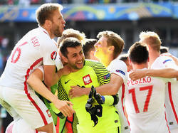 Polens Spieler wussten, dass sie sich bei Łukasz Fabiański bedanken mussten