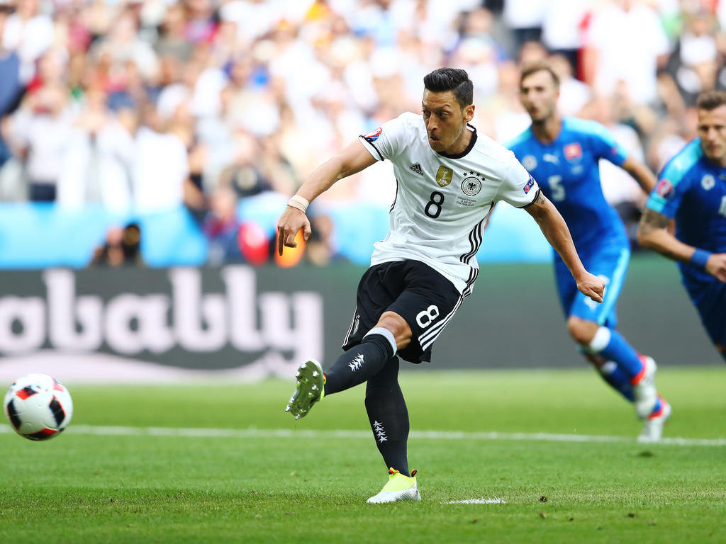 Mesut Özil scheitert gegen die Slowakei vom Punkt