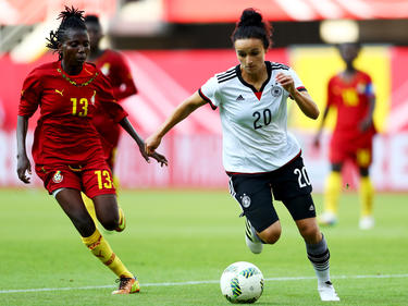 Lina Magull dribbelt im Freundschaftsspiel gegen Ghana