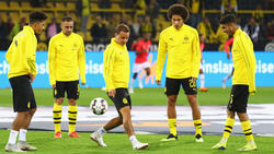 Götze (M.) zusammen mit den Reservisten vor dem Spiel gegen Eintracht Frankfurt