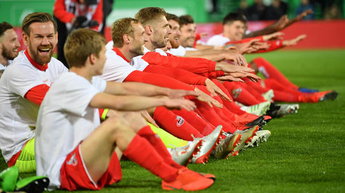 Ausgelassene Stimmung bei den Profis des 1. FC Köln