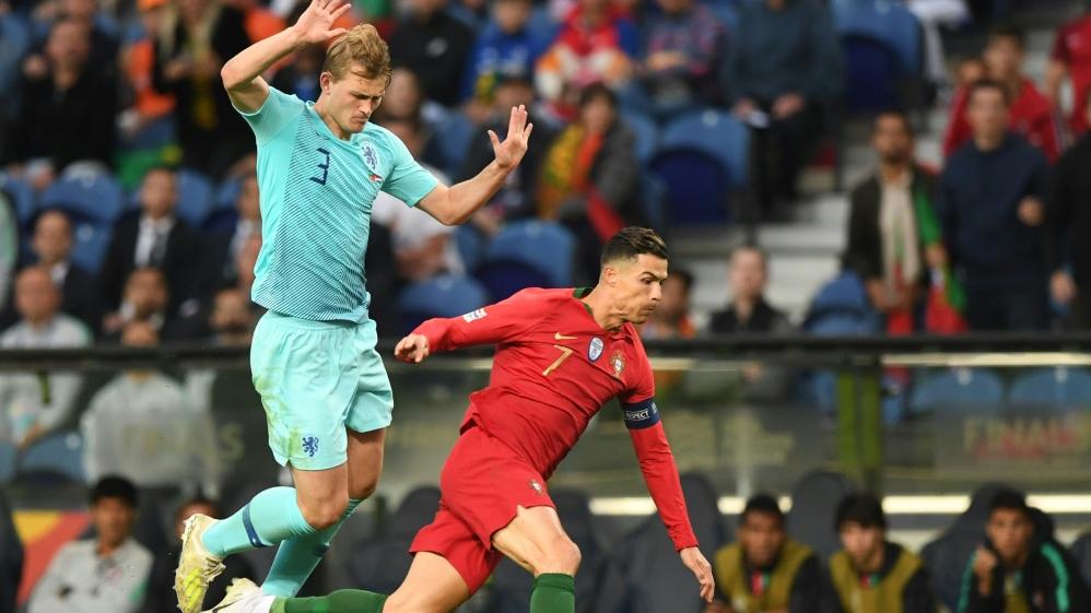 Ronaldo (r.) wollte de Ligt (l.) nach dem Spiel abwerben Ronaldo (r.) wollte de Ligt (l.) nach dem Spiel abwerben