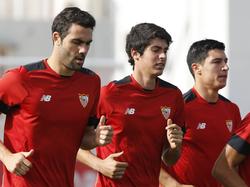 Carlos Fernández (centro) en un entrenamiento con el primer equipo. (Foto: Imago)