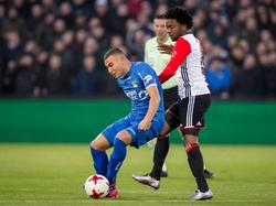 Jordan Larsson, de aanvaller van NEC, schermt de bal af wanneer Feyenoord-verdediger Miquel Nelom de bal probeert te ontfutselen. (29-01-2017)