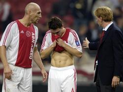 Jaap Stam (l.) en trainer Alfons Groenendijk (r.) komen Thomas Vermaelen (m.) troosten na diens cruciale eigen doelpunt tegen FC Kopenhagen. (23-08-2006)