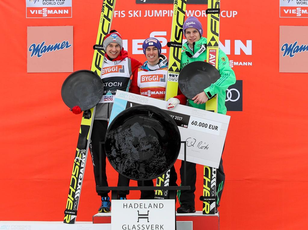 Das Treppchen der Gesamtwertung mit Kamil Stoch, Stefan Kraft und Andreas Wellinger (v. links) Das Treppchen der Gesamtwertung mit Kamil Stoch, Stefan Kraft und Andreas Wellinger (v. links)
