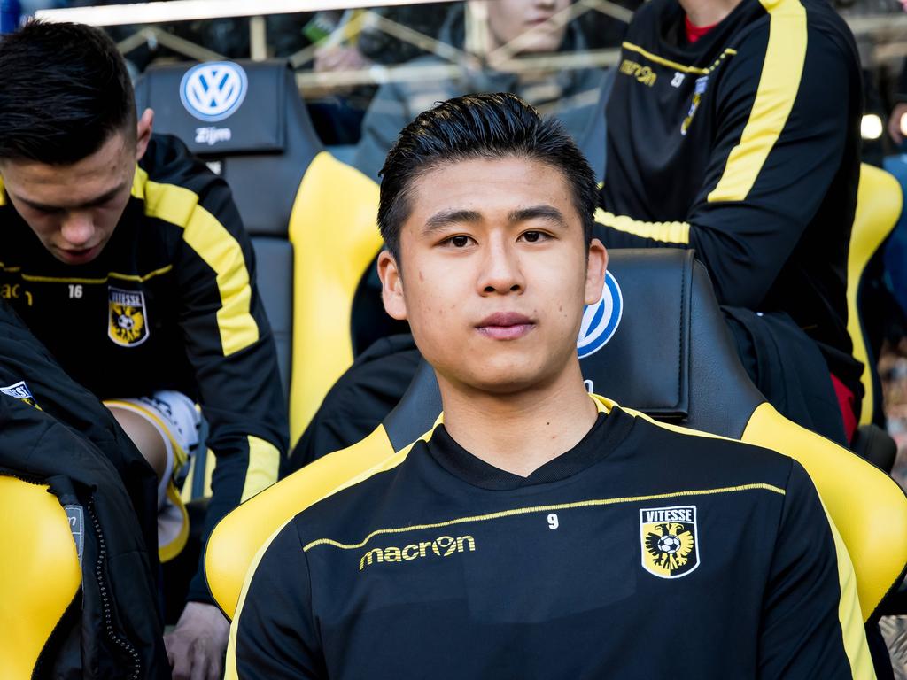 Yuning Zhang start op de bank tijdens het competitieduel Vitesse - sc Heerenveen (08-04-2017).