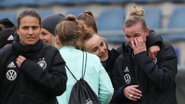 Deutschlands Alexandra Popp (r) weint nach dem Spiel