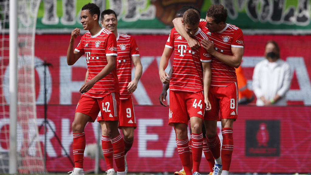 Jamal Musiala (l.) wird als Mittelstürmer beim FC Bayern ins Spiel gebracht Jamal Musiala (l.) wird als Mittelstürmer beim FC Bayern ins Spiel gebracht
