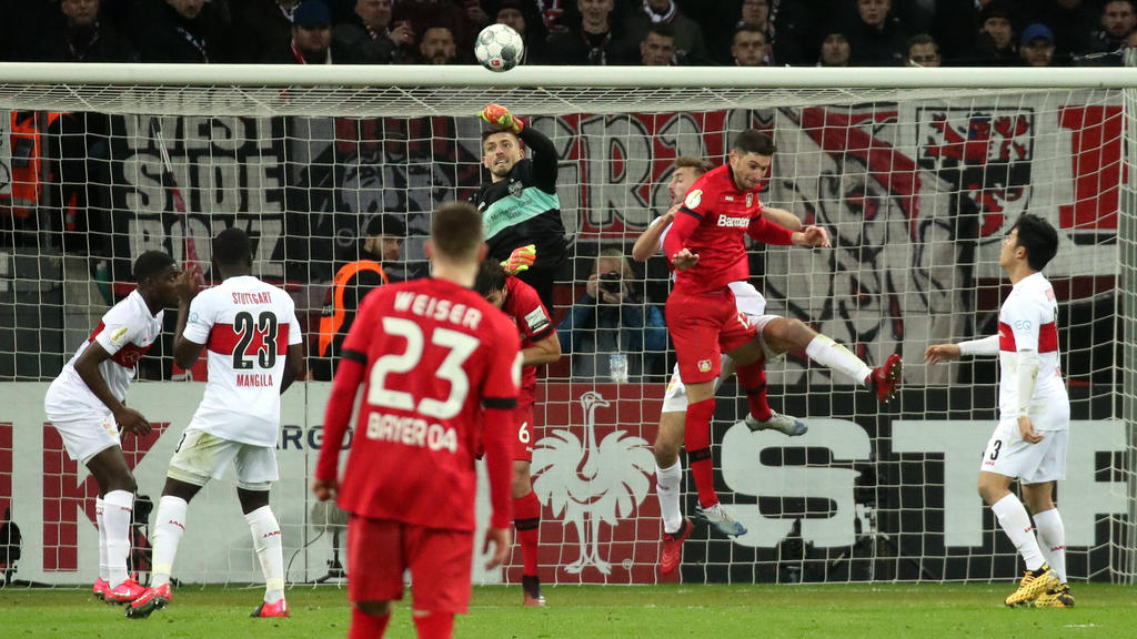 Die Szene zum 1:0 für Bayer: VfB-Keeper Bredlow trifft ins eigene Tor