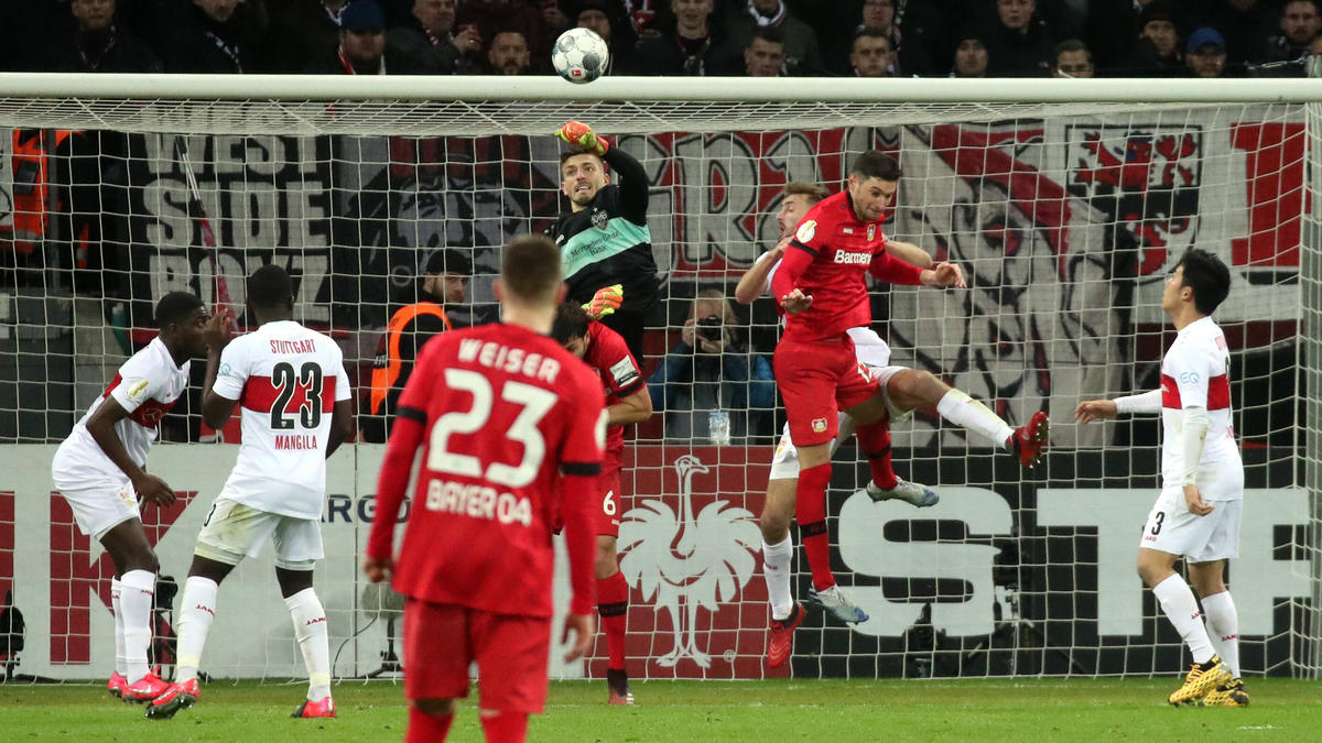 Die Szene zum 1:0 für Bayer: VfB-Keeper Bredlow trifft ins eigene Tor Die Szene zum 1:0 für Bayer: VfB-Keeper Bredlow trifft ins eigene Tor