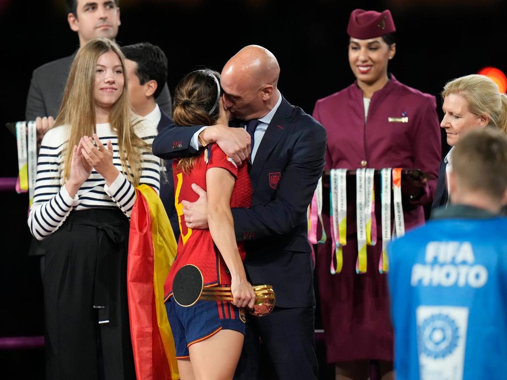 Luis Rubiales umarmt Aitana Bonmati auf dem Podium nach dem Sieg Spaniens im Finale