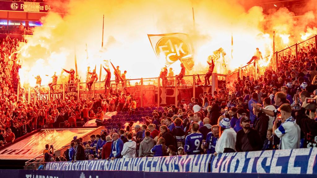 Die Fans des 1. FC Kaiserslautern zündeten beim FC Schalke 04 Pyrotechnik Die Fans des 1. FC Kaiserslautern zündeten beim FC Schalke 04 Pyrotechnik