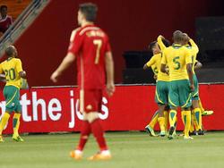 Die südafrikanischen Spieler bejubeln das 1:0 gegen Weltmeister Spanien